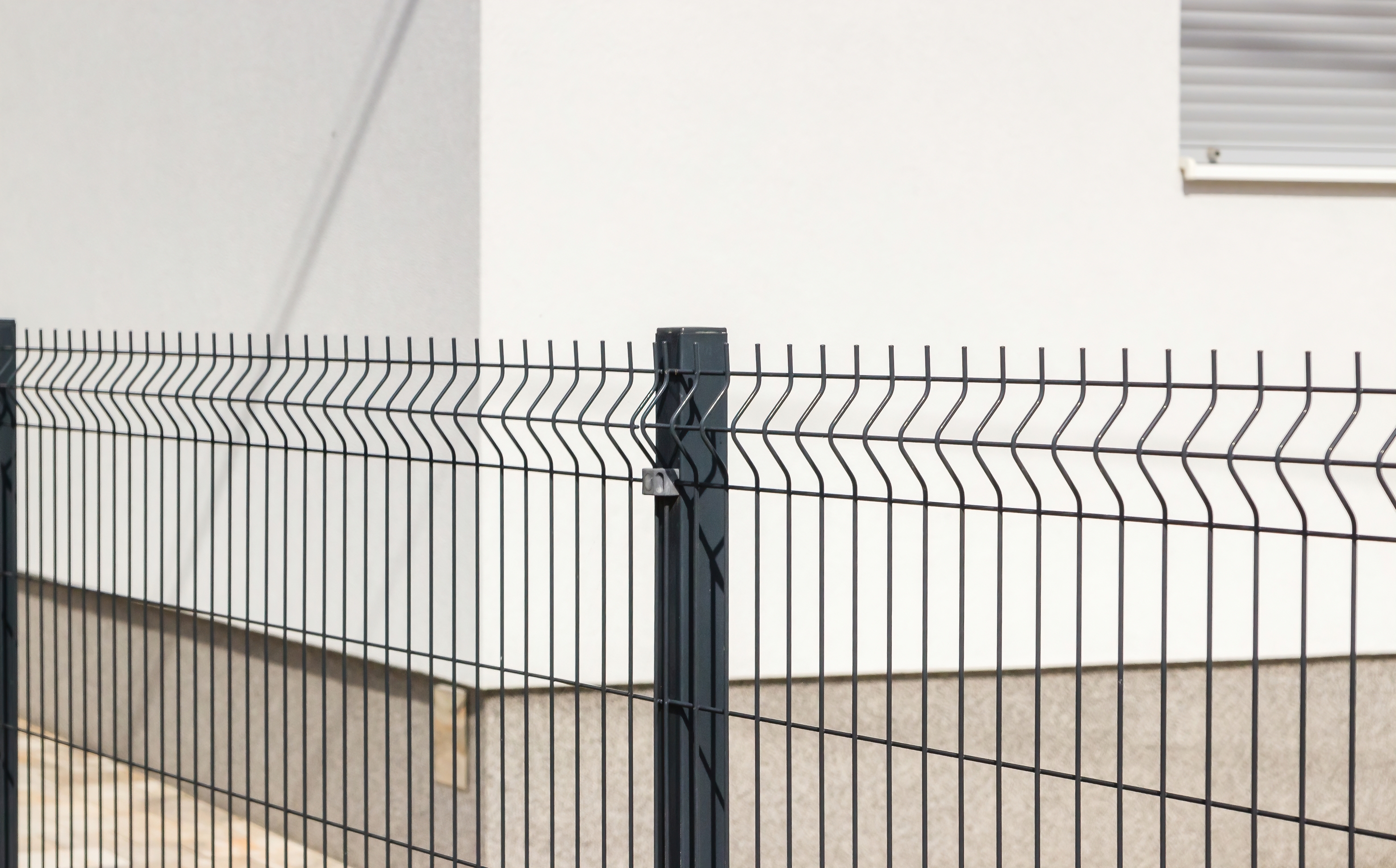 Heavy duty commercial mesh fencing with V-shaped horizontal wires providing enhanced security and rigidity
