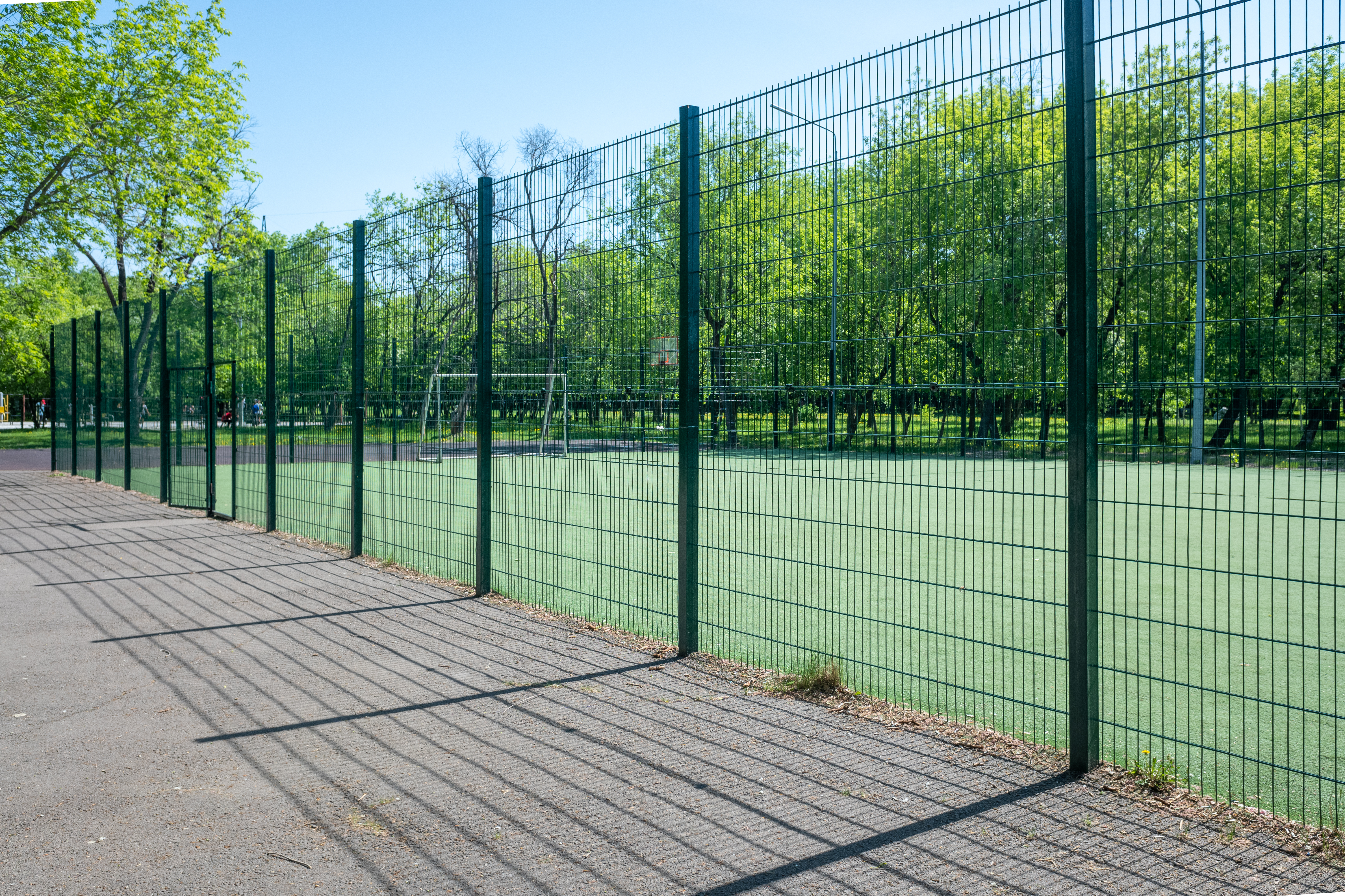 Sports fencing and barriers for sports facilities